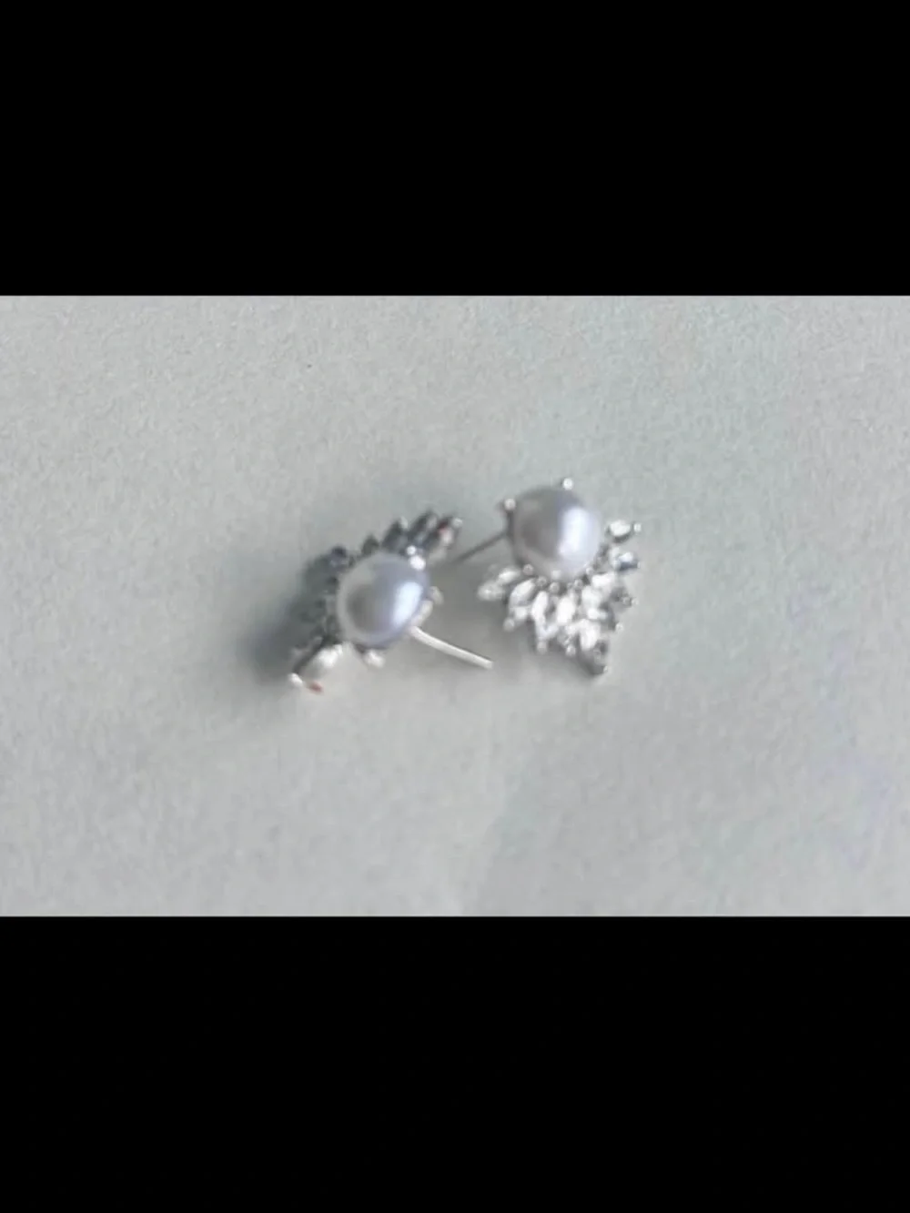 Elegant Silver Pearl Stud Earrings with Crystal Accents - Picture 2 of 3